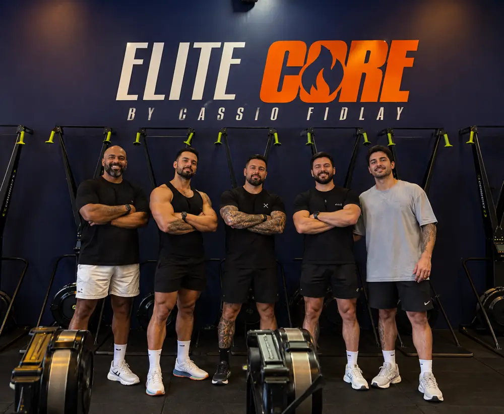 Equipe sob o letreiro Elite Core